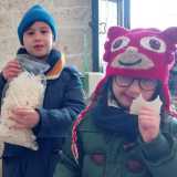 Ed ecco che subito sentiamo i passi svelti dei bambini che corrono a mettersi in fila all�ingresso. Tra i primi ad arrivare ci sono i fratellini Diego e Viola di 7 e 5 anni...